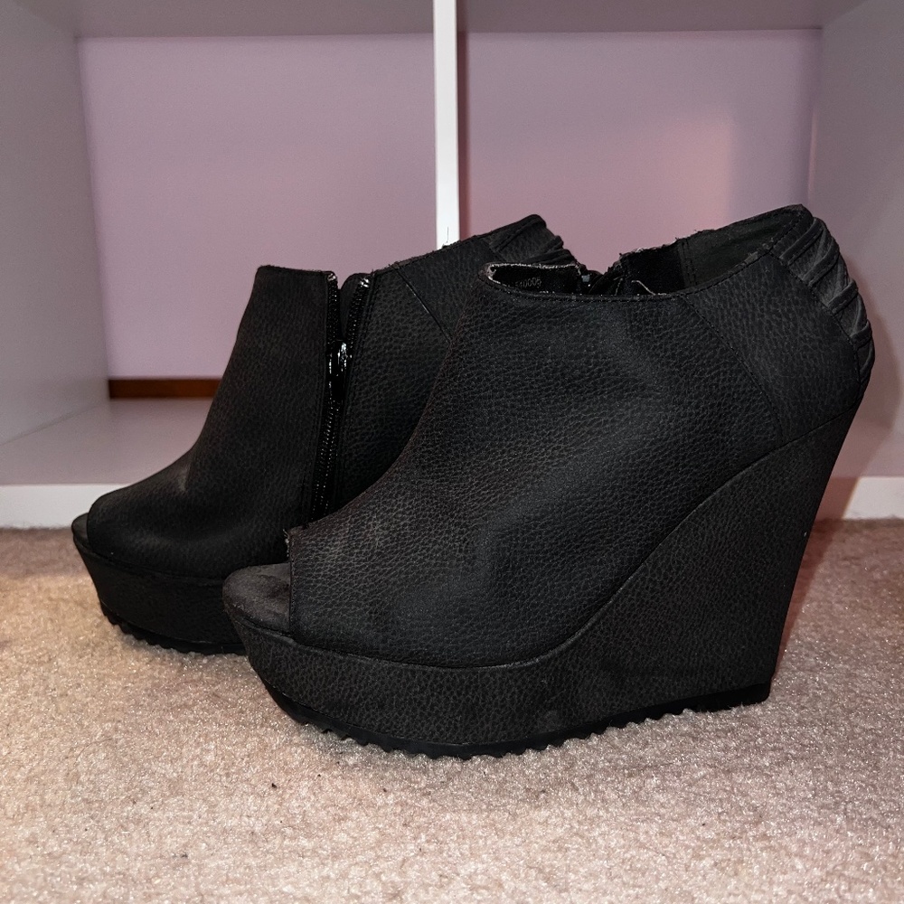 Black wedges